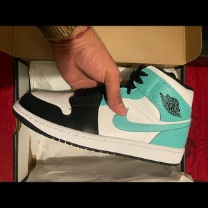 Air Jordan 1 MID Tropical Twist